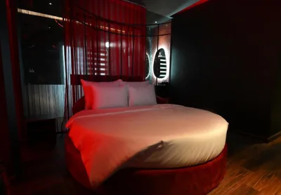 Chambre Queen avec baignoire spa — L'amour Hotel